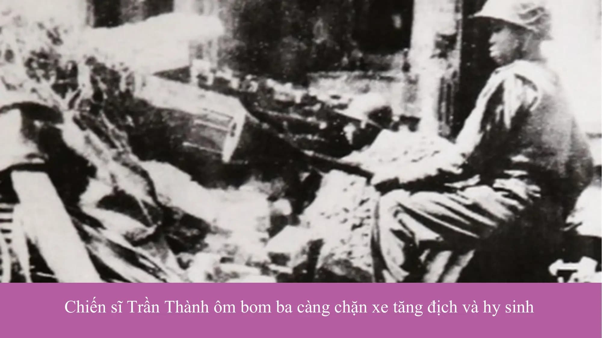 Chiến sĩ Trần Thành ôm bom ba càng chặn xe tăng địch và hy sinh