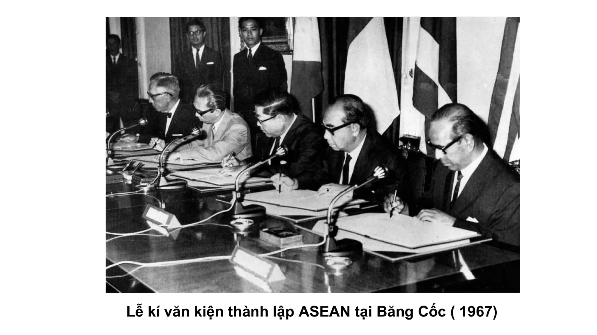 Lễ kí văn kiện thành lập ASEAN tại Băng Cốc ( 1967)