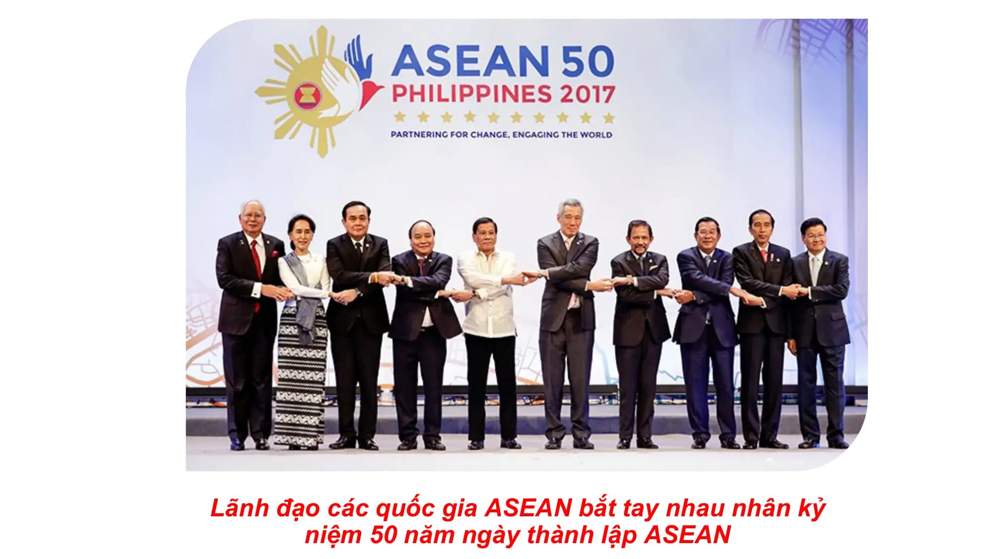 Lãnh đạo các quốc gia ASEAN bắt tay nhau nhân kỷ
 niệm 50 năm ngày thành lập ASEAN